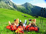 Ruhepause im Hirzer Wandergebiet mit Blick auf den Gipfel der Ifinger-Spitze mit 2.581 Metern Höhe