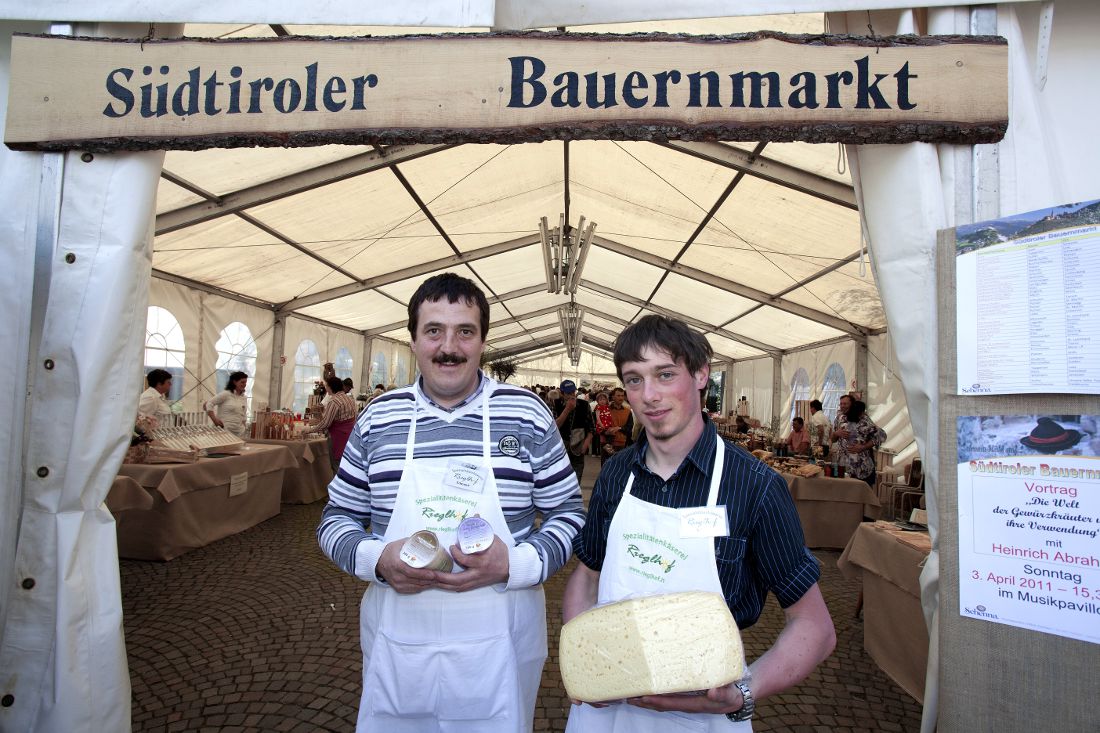 Bauernmarkt auf dem überdachten Raiffeisenplatz