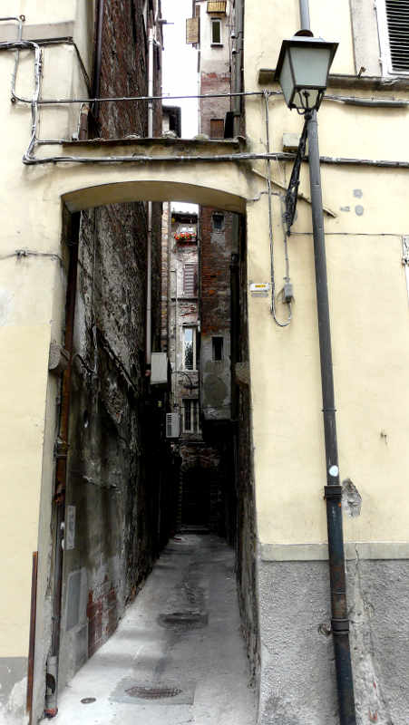 Schönes Italien oder einfach Schäbig? Gasse Lucca