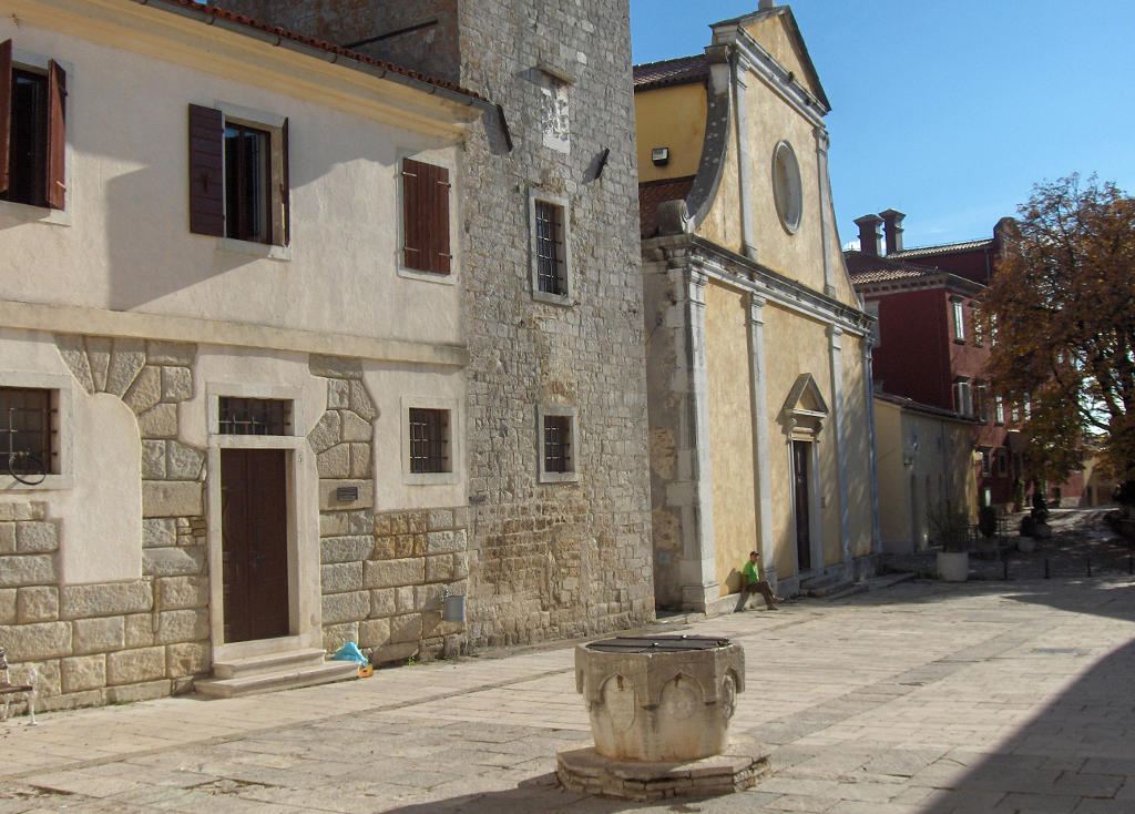 Brunnen und Kirche von Sankt Stephan in Motovun