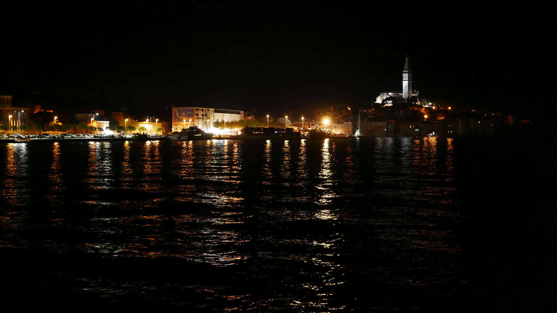 Altstadt von Rovinj bei Nacht