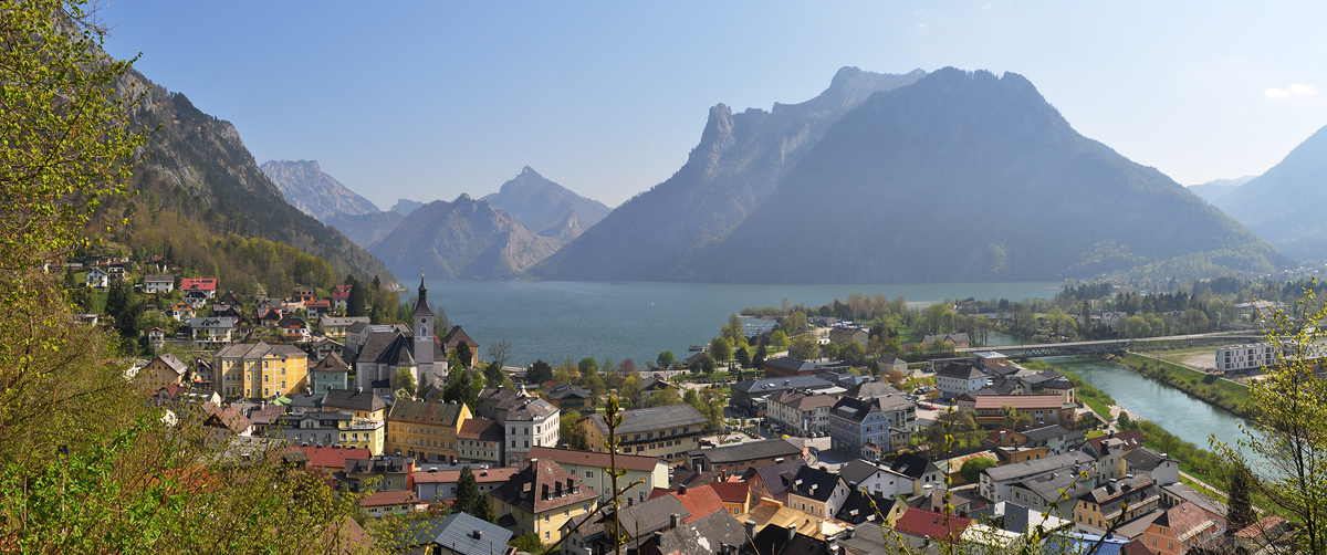 Blick auf Ebensee rechts die Traun und der Traunsee