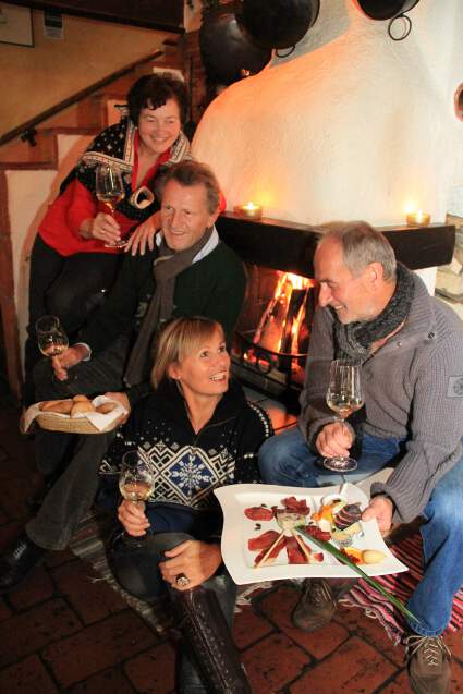 Neugierig auf den neuen Junker: rund 60 verschiedene Junkerweine aus der Südsteiermark werden bei der Junker-Präsentation in Leibnitz angeboten.