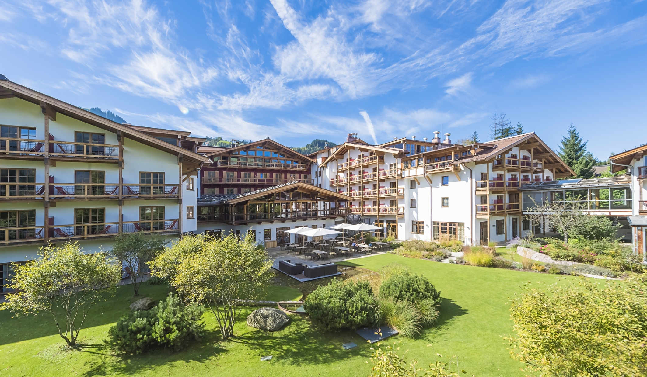 Hotel Kitzhof Mountain Design Resort Außenansicht mit Garten