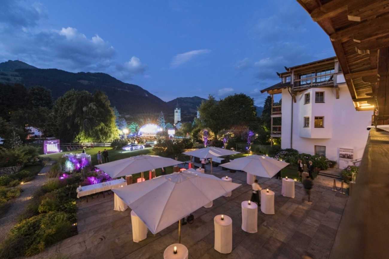 Hotel Kitzhof Mountain Design Resort Blick auf die Festbühne des Klassik in den Alpen Open Airs