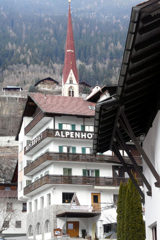 Alpenhotel und Kirche