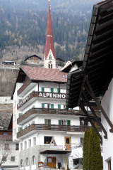 Alpenhotel und Kirche