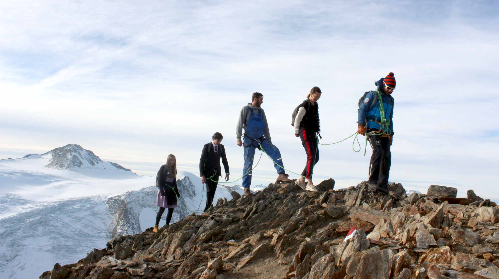 Sich Herausforderungen stellen: In der Seilschaft durchs Gebirge.