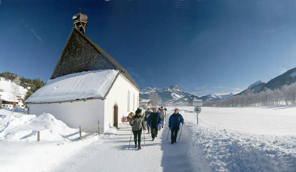 Wandern im verschneiten Ortsteil Innergschwend