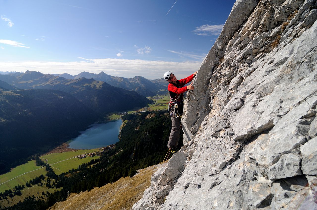 Klettern im Tannheimer Tal, im Hintergrund der Haldensee