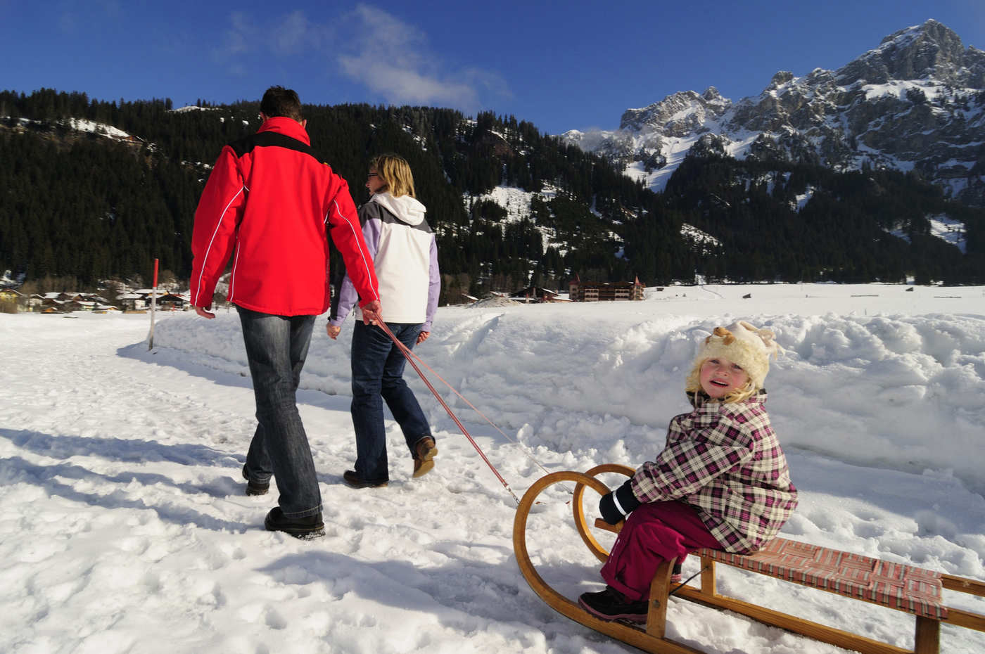 Familienwanderung im Tannheimer Tal mit Kind und Schlitten