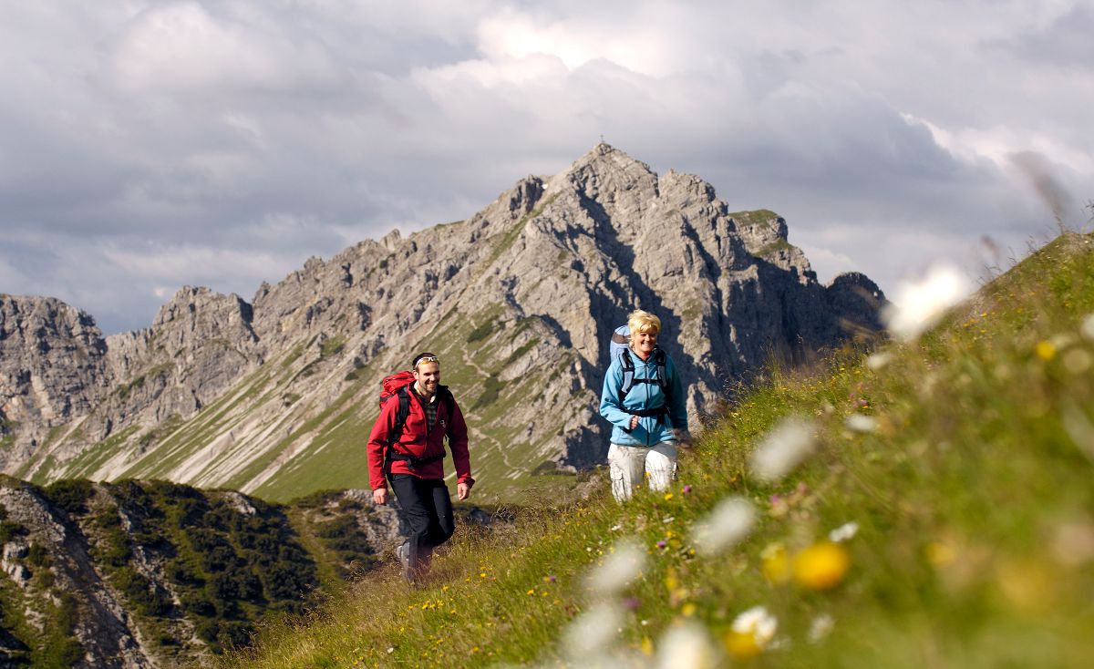 Marsch über Blumenwiesen zur Landsberger Hütte auf 1.805 Metern Höhe