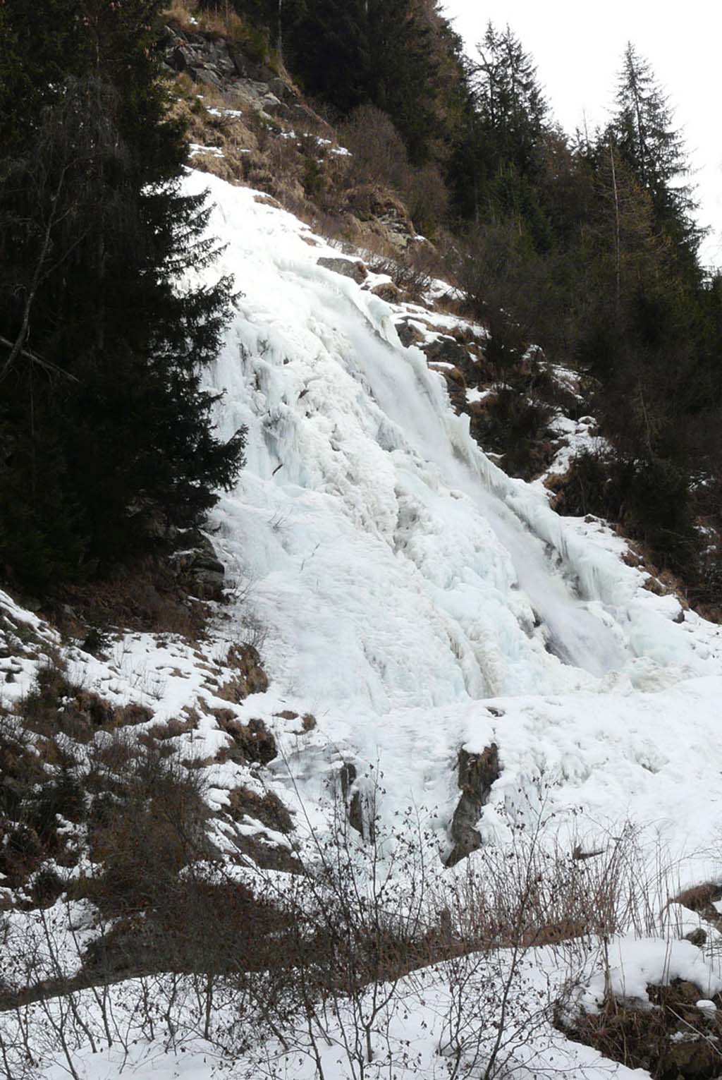 Am Fuß des Stuibenfalls