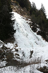 Am Fuß des Stuibenfalls