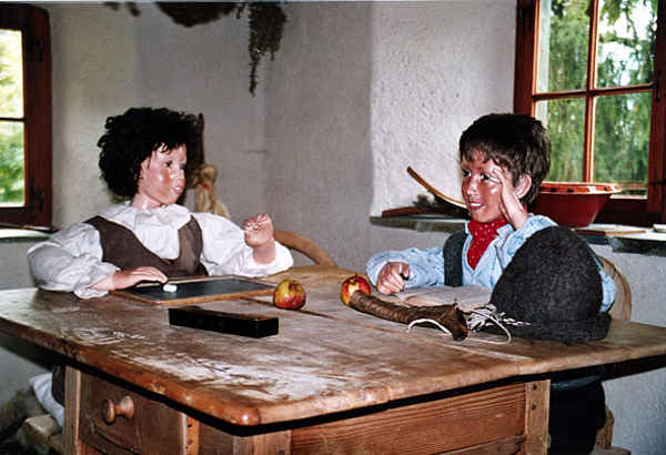 Heidi und Geissenpeter im Heidihaus in Maienfeld