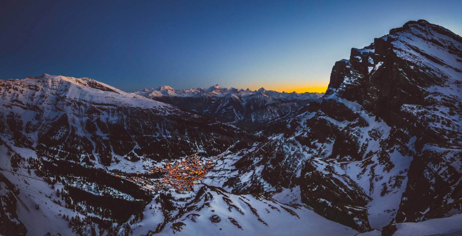 Leukerbad: Blick aufs Dorf by Night von der Gemmi, 