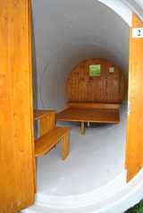 Inneneinrichtung: Zimmer in der Betonröhre von Camping der Sportarena Leukerbad c/o Schetter PR