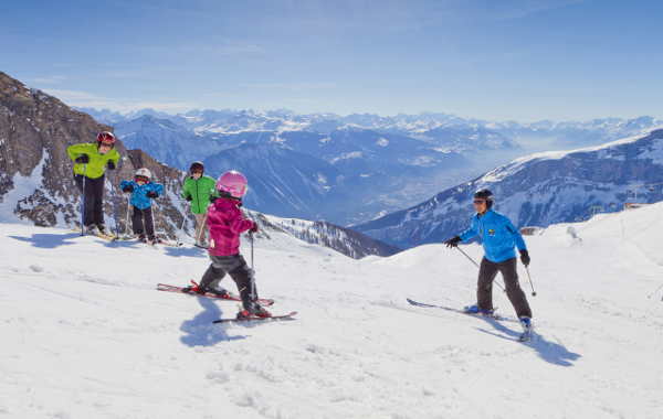 Familie auf Ski Leukerbad