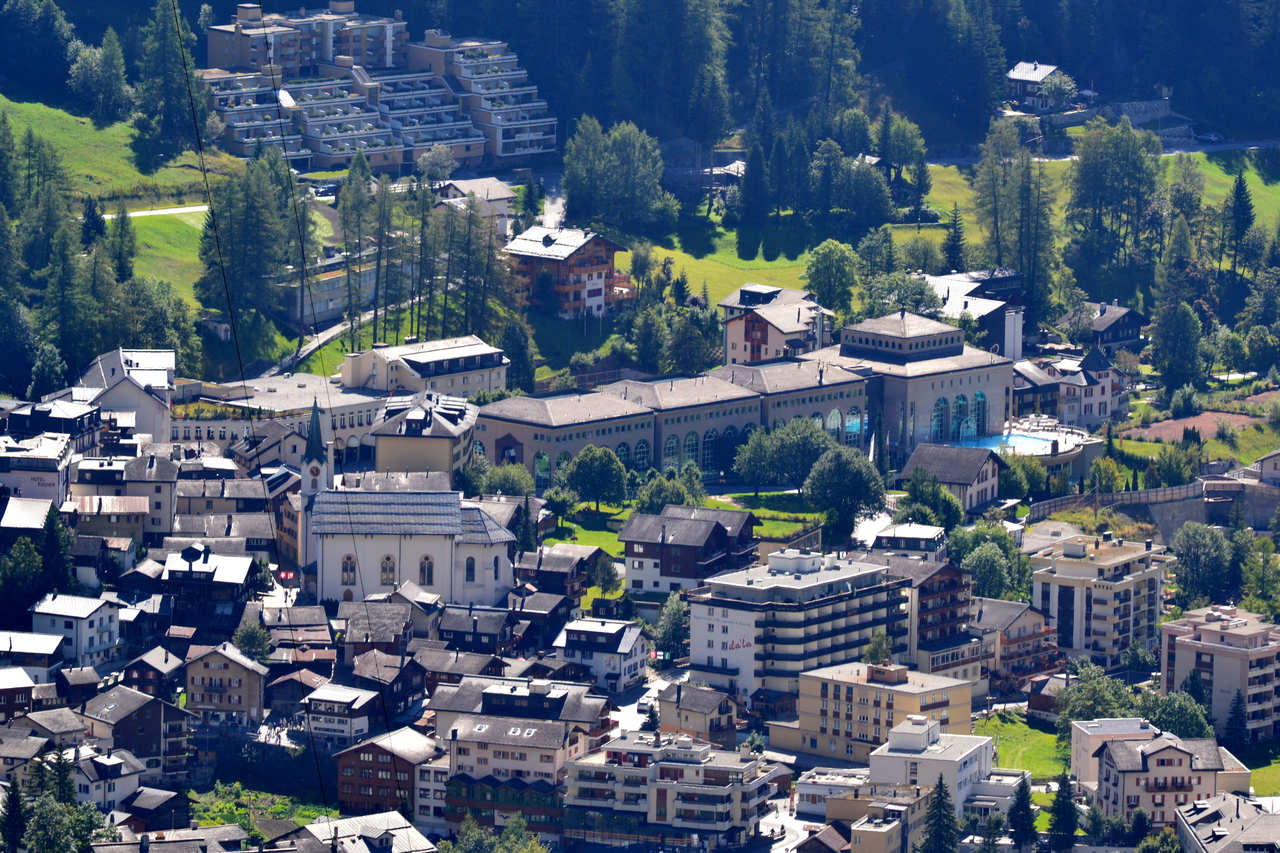 Luftbild vom Ortskern Leukerbad