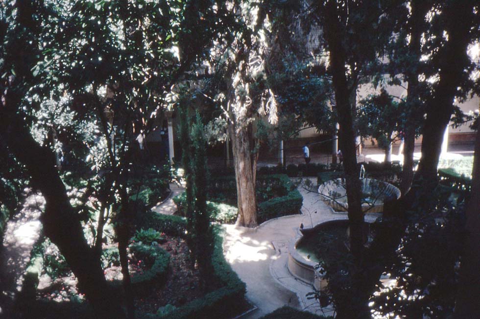 Garten mit Springbrunnen