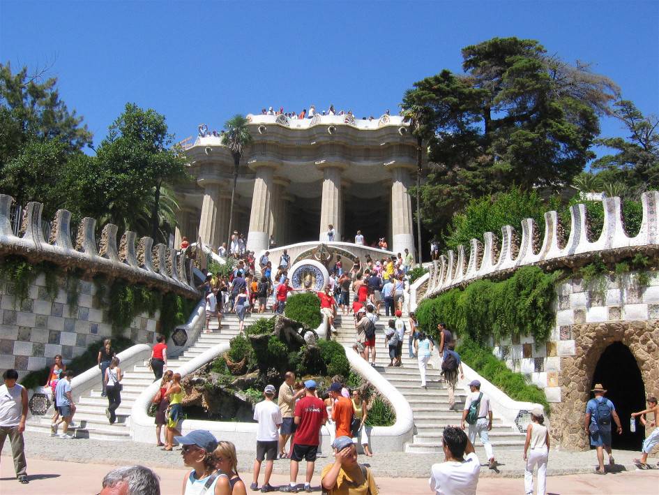 Eingangsbereich des Parc Güell in Barcelona, gestaltet von Antoni Gaudí