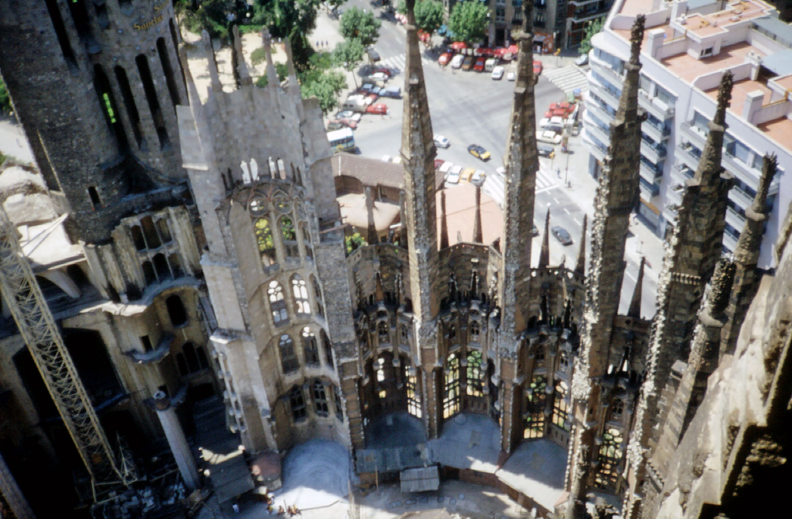 Die Sagrada Familia im Jahre 1991 - noch ohne Dach