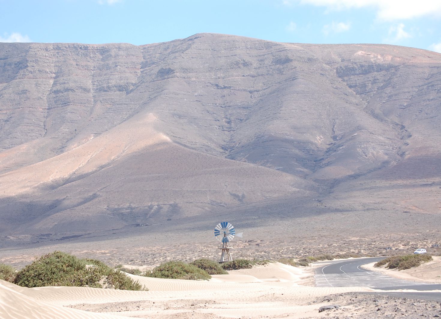 Windrad vor den Famara Bergen