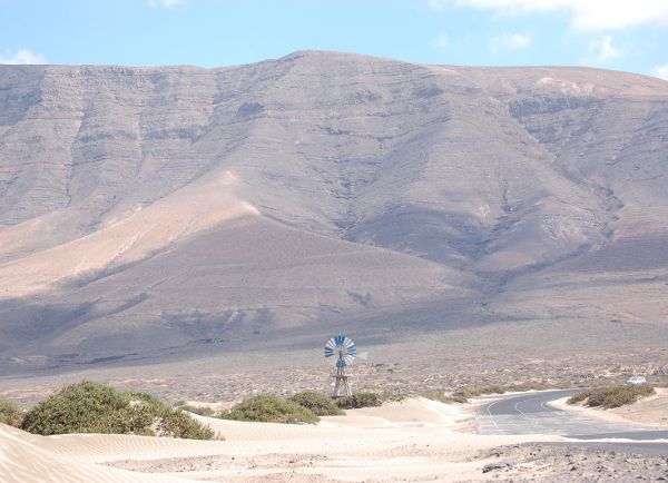 Windrad vor den Famara Bergen