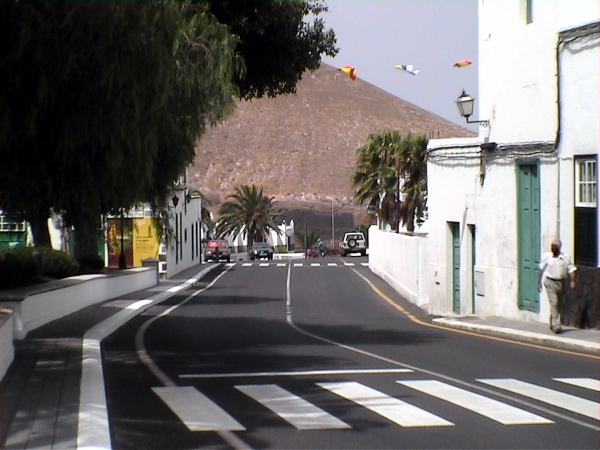 Dorfstraße von Yaiza von Hihawai - Klick fr Bildrechte