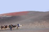 Das ganze Jahr über können die Touristen auch auf Kamelen durch die Vulkanlandschaft reiten. von Hihawai