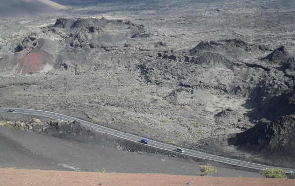 Wie eine Mondlandschaft: Straße am Rand des Nationalparks