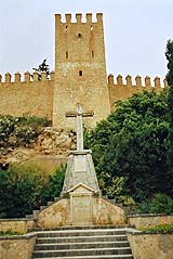 Kreuz an der Treppe zur Festung