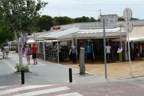 Typische Einkaufsstraße in Paguera