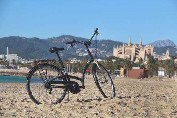 Stadtführung auf zwei Rädern – zur Weihnachtszeit hat das Hotel Tres in Palma de Mallorca eine neue Route im Angebot. by call&ride/Juan Carlos Tejerina
