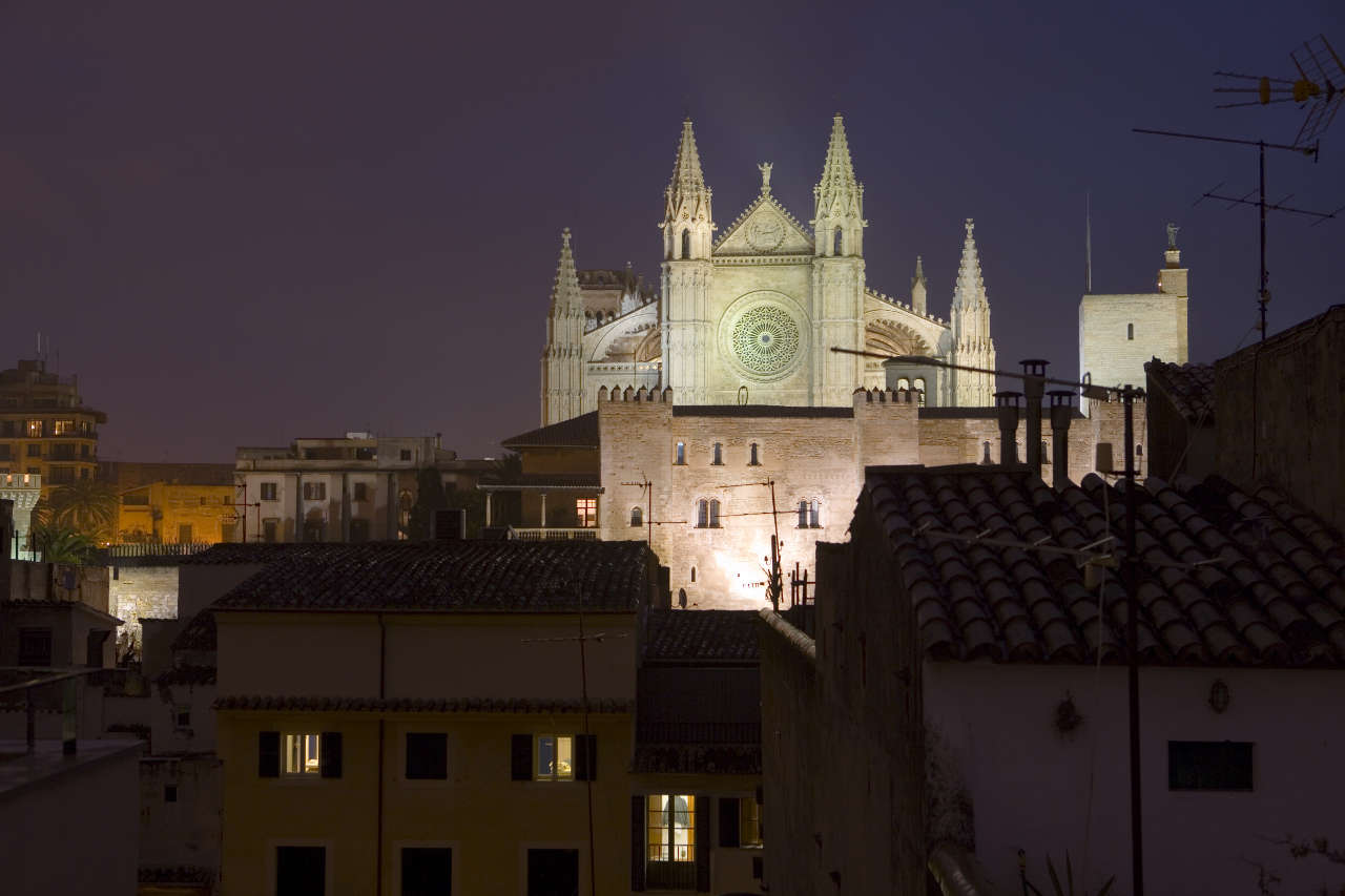 Blick von der Dachterrasse des Hotel TRES auf die Kathedrale La Seu