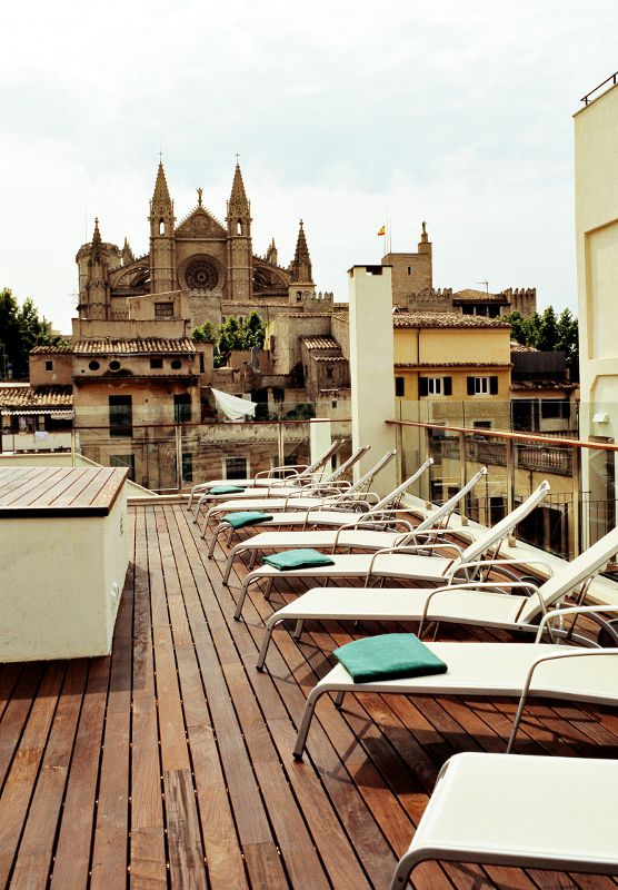 Exklusiver Blick von der Dachterrasse des Hotels TRES auf die Kathedrale La Seu in Palma de Mallorca
