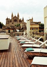 Exklusiver Blick von der Dachterrasse des Hotels TRES auf die Kathedrale La Seu in Palma de Mallorca von Hotel Tres c/o Angelika Hermann-Meier PR