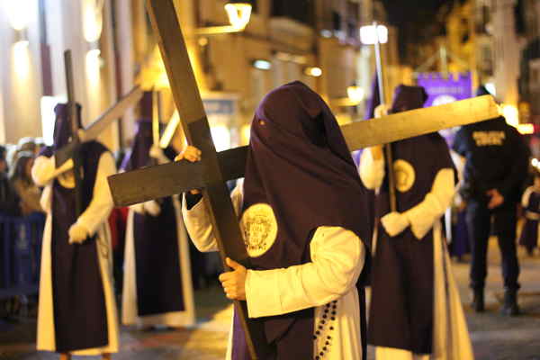 Büßer einer teilnehmenden Bruderschaft der Osterprozessionen in Palma de Mallorca während der heiligen Woche, 2016. von CC-BY-SA 4.0: Sven Volkens via commons.wikimedia.org 