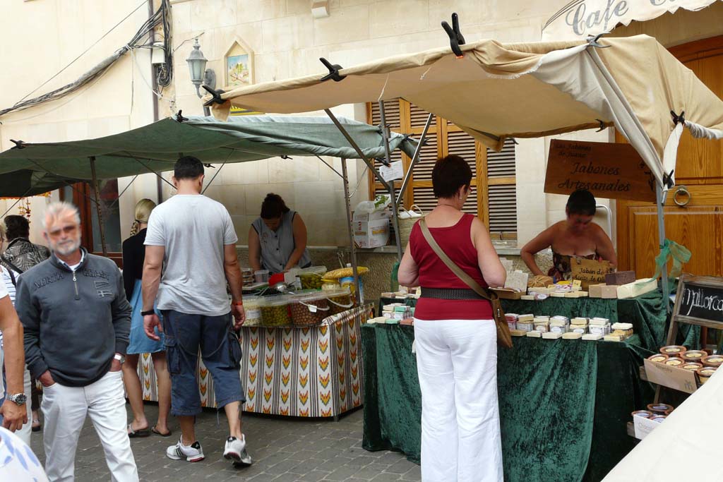 Käse und Oliven am Markttag