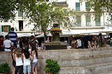 Treffpunkt Brunnen auf der Plaça Constitució