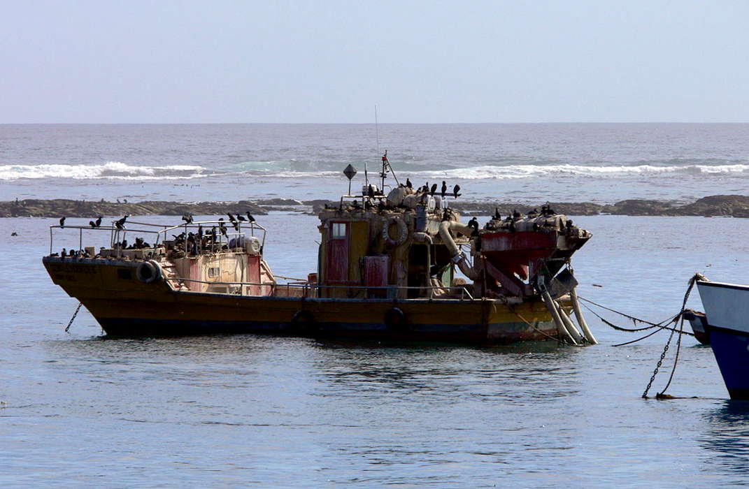 Schiffswrack im Hafen von Port Nolloth by Winfried Bruenken