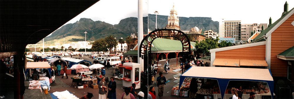 Markt in Kapstadt - Das alte Rathaus im Hintergrund