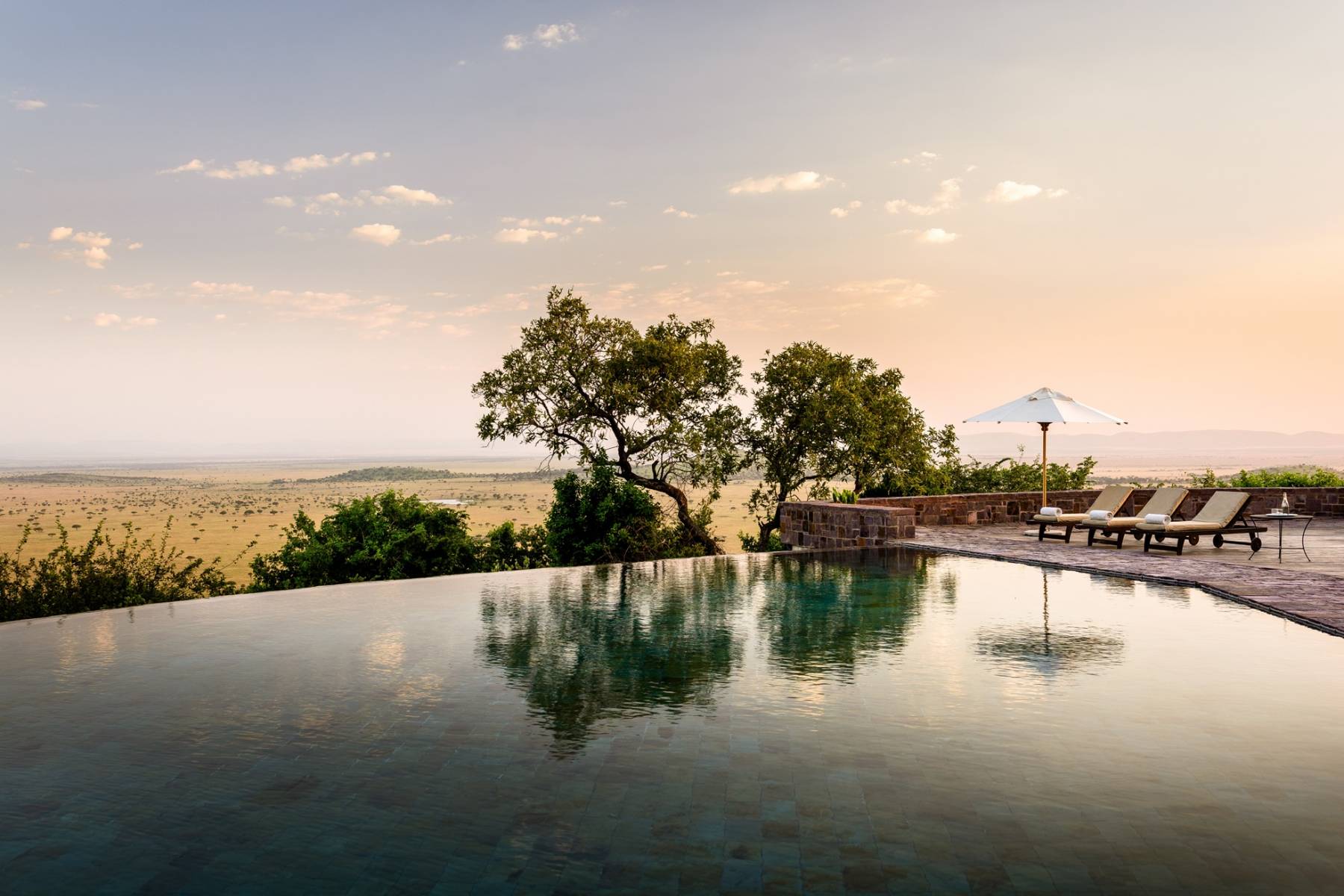 Endlose Ausblicke vom Pool der Sasakwa Lodge by Singita c/o ULPR