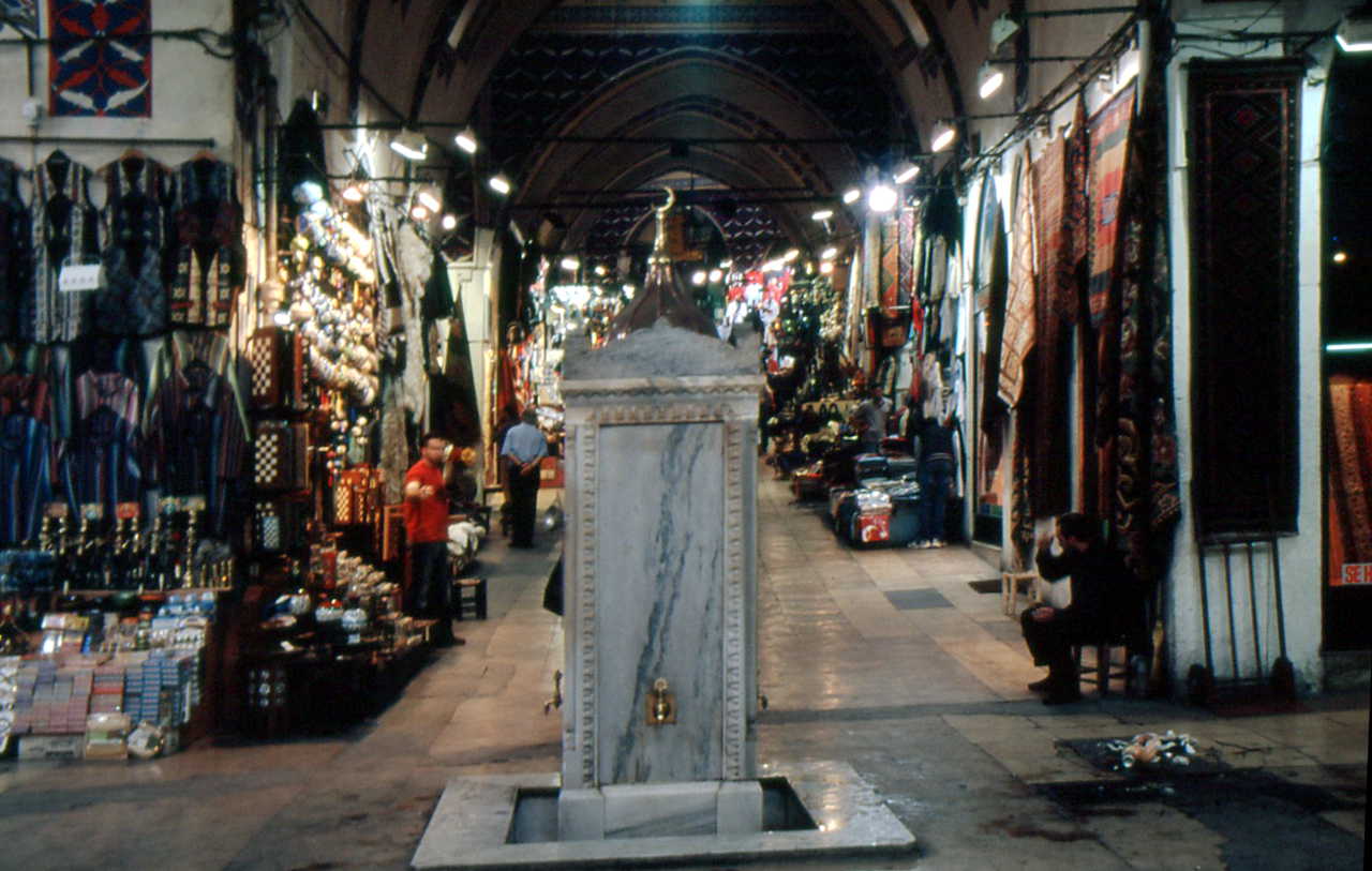 Brunnen in den Gängen des großen Basars von Istanbul