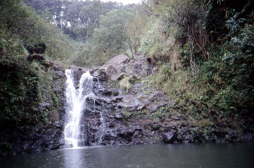 Einer der vielen Wasserfälle neben der Road 360 nach Hana