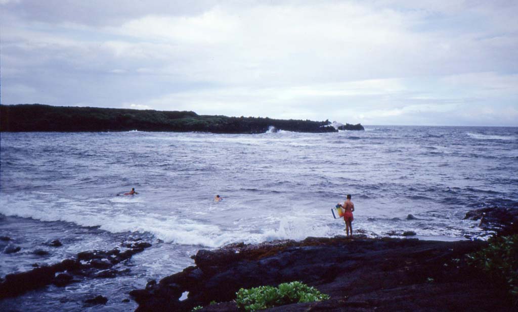 Surfer am Punaluu Black Sand Beach