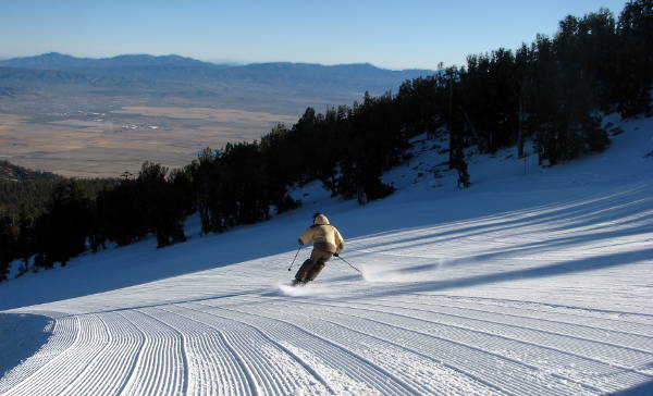 Skifahren mit Blick auf die Wüste Nevadas