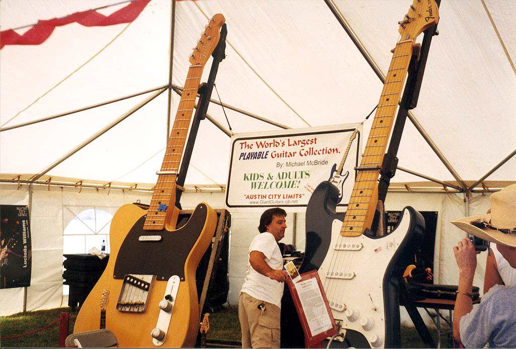 Die Sammlung der größten spielbaren Gitarren der Welt