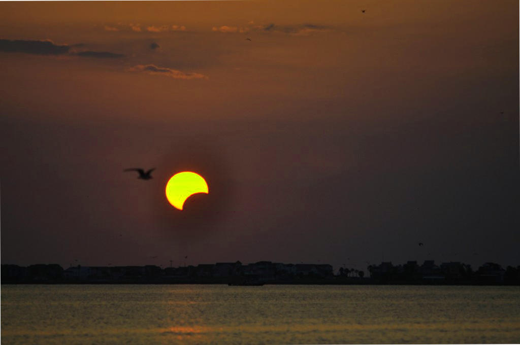 Sonnenfinsternis ueber dem Meer