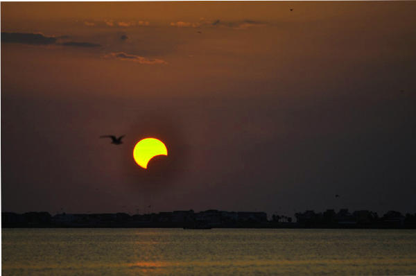 Sonnenfinsternis ueber dem Meer